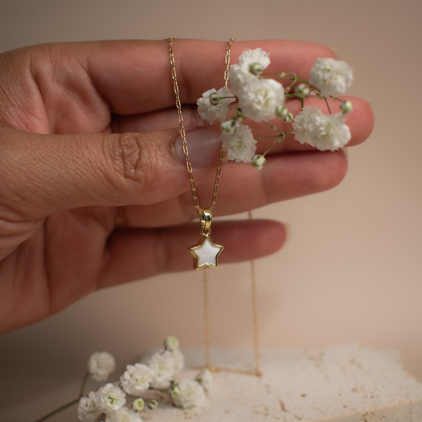 Mother of pearl star necklace with goldfilled chain 